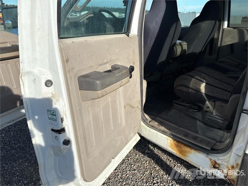 Ford F-350 XL 4x4 Crew Cab Pickup Muu