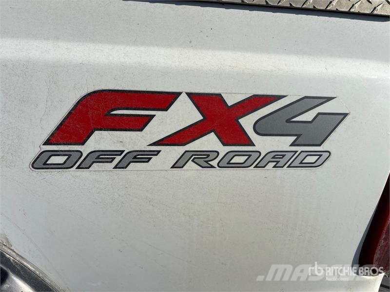 Ford F-350 XL 4x4 Crew Cab Pickup Muu