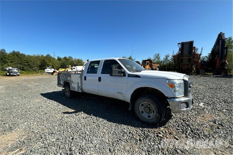 Ford F-350 XL 4x4 Crew Cab Utility Truck Kiperi