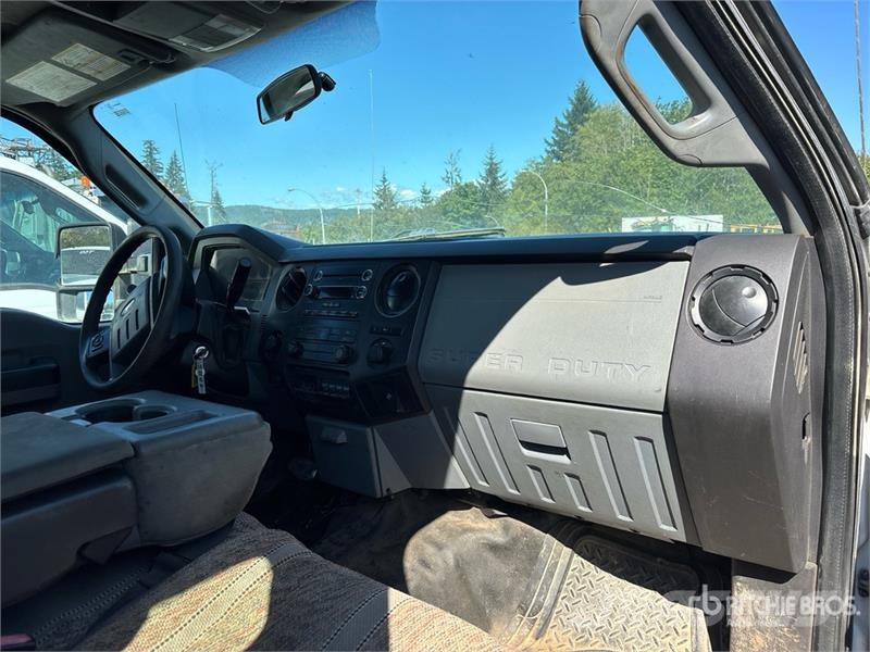 Ford F-350 XL 4x4 Crew Cab Utility Truck Kiperi