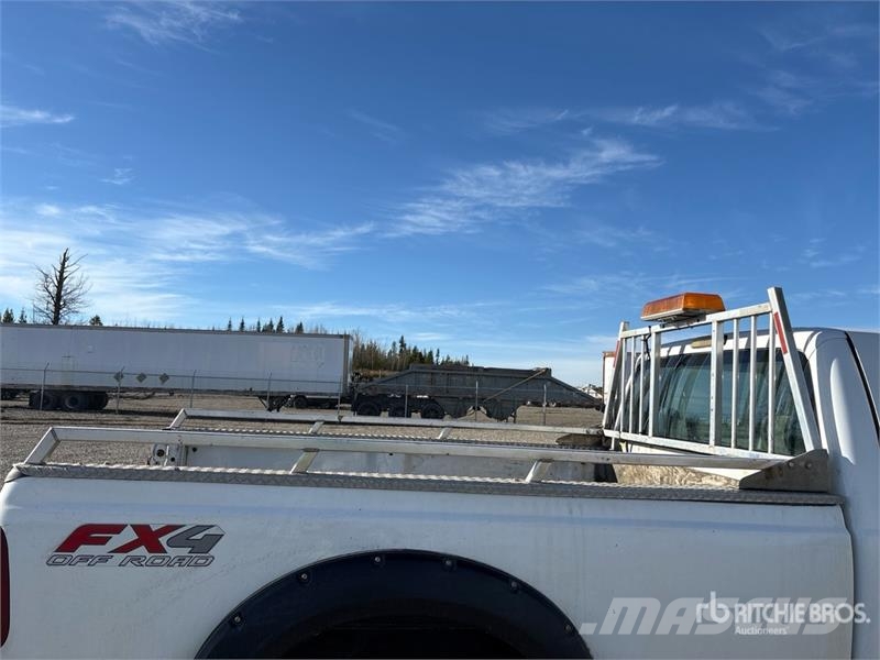 Ford F-350 XL 4x4 Crew Cab Pickup Muu