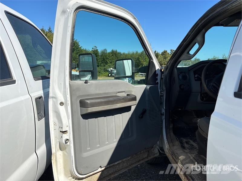 Ford F-350 XL 4x4 Crew Cab Utility Truck Kiperi
