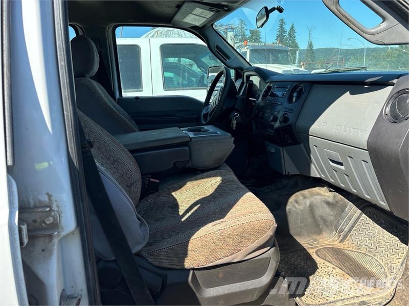 Ford F-350 XL 4x4 Crew Cab Utility Truck Kiperi