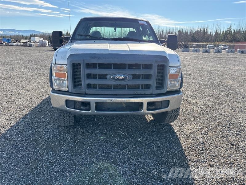 Ford F-350 XL 4x4 Crew Cab Pickup Muu