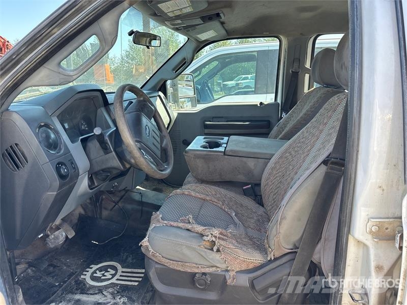 Ford F-350 XL 4x4 Crew Cab Utility Truck Kiperi