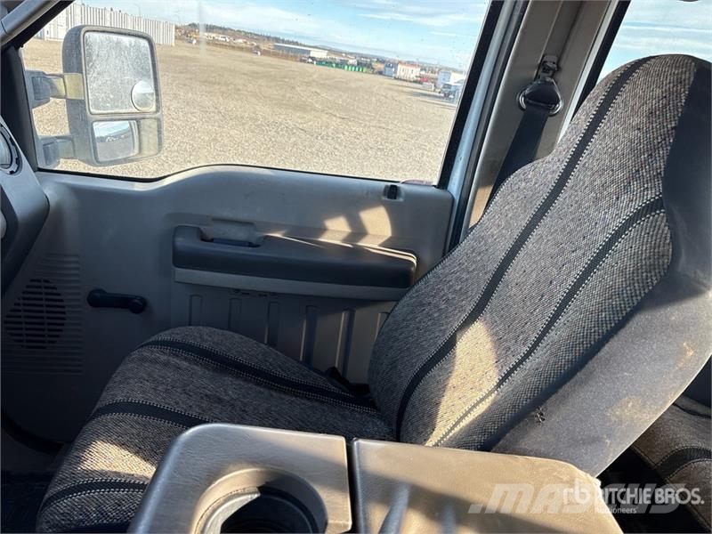 Ford F-350 XL 4x4 Crew Cab Pickup Muu