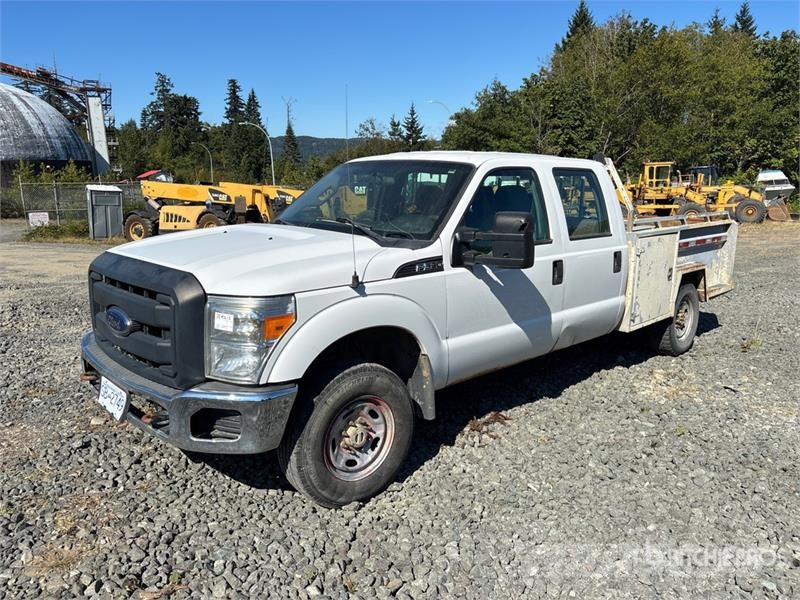 Ford F-350 XL 4x4 Crew Cab Utility Truck Kiperi