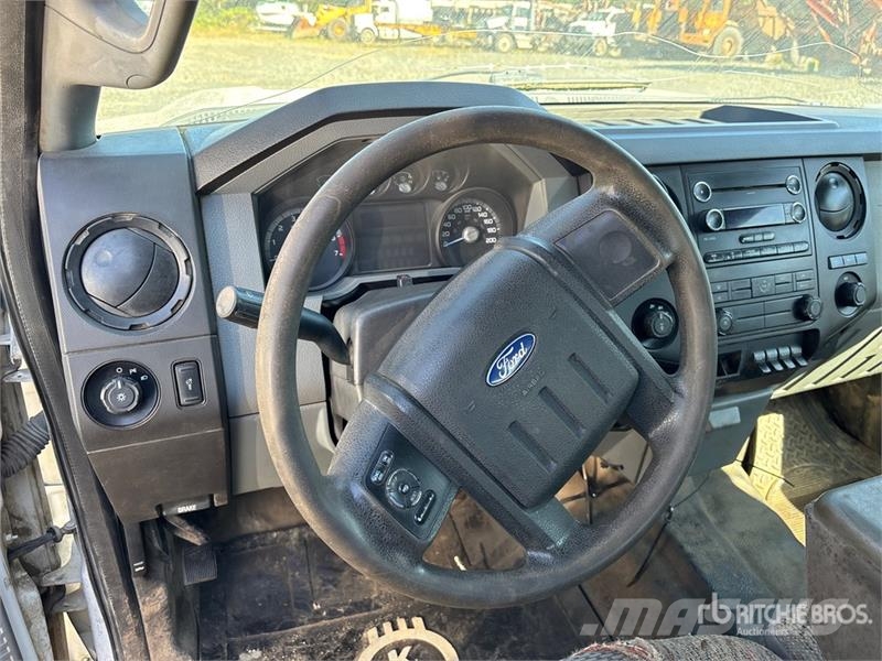 Ford F-350 XL 4x4 Crew Cab Utility Truck Kiperi