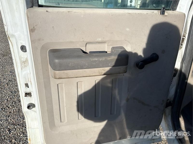 Ford F-350 XL 4x4 Crew Cab Pickup Muu