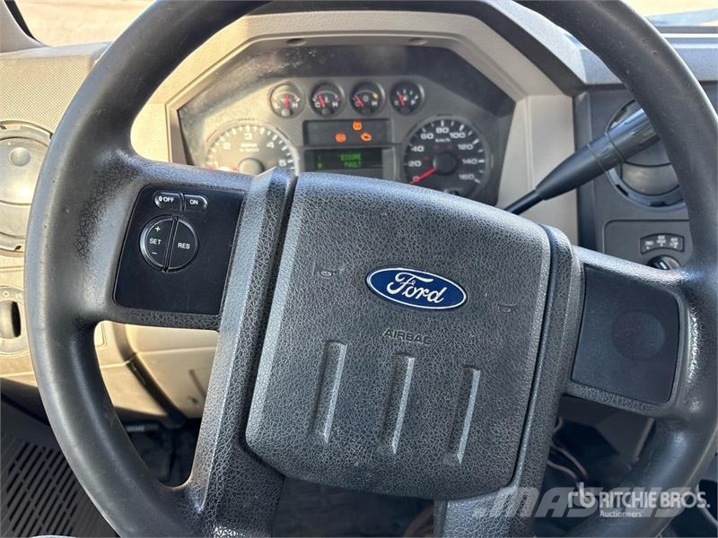 Ford F-350 XL 4x4 Crew Cab Pickup Muu