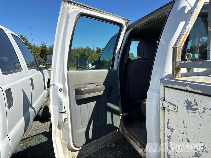 Ford F-350 XL 4x4 Crew Cab Utility Truck Kiperi