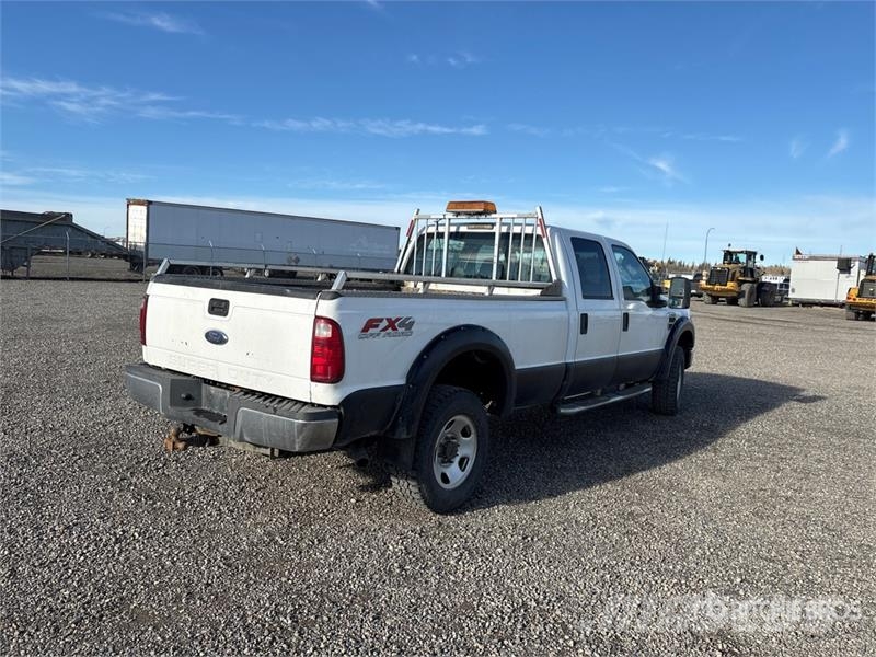 Ford F-350 XL 4x4 Crew Cab Pickup Muu