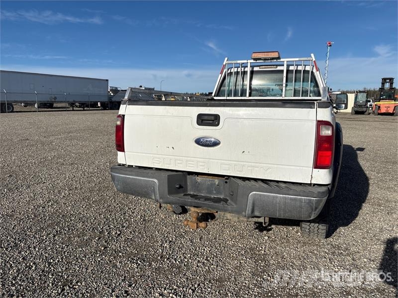 Ford F-350 XL 4x4 Crew Cab Pickup Muu