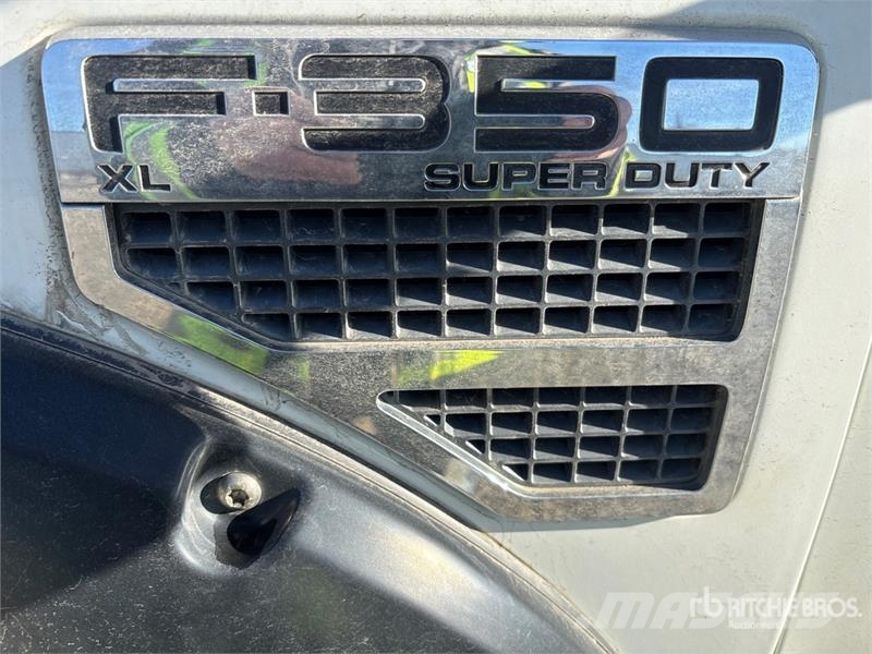 Ford F-350 XL 4x4 Crew Cab Pickup Muu