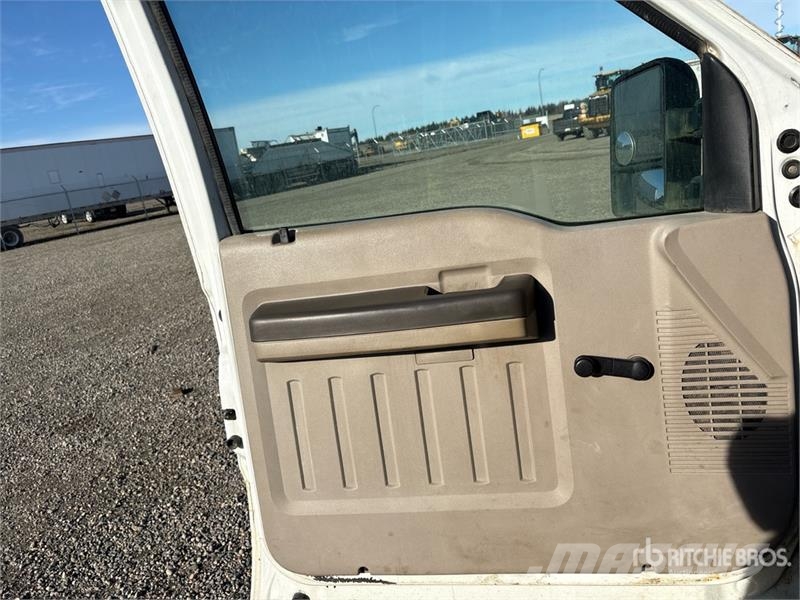 Ford F-350 XL 4x4 Crew Cab Pickup Muu