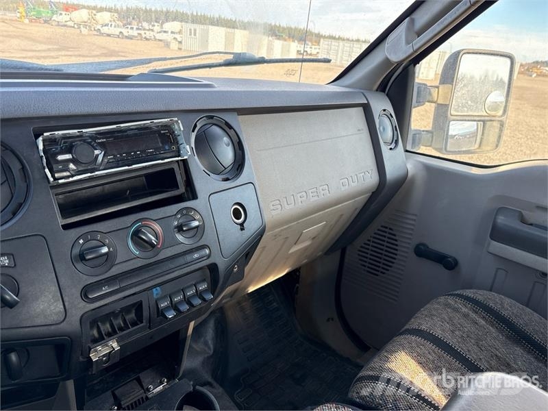 Ford F-350 XL 4x4 Crew Cab Pickup Muu
