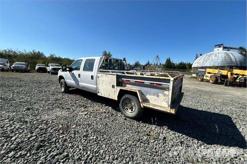 Ford F-350 XL 4x4 Crew Cab Utility Truck Kiperi