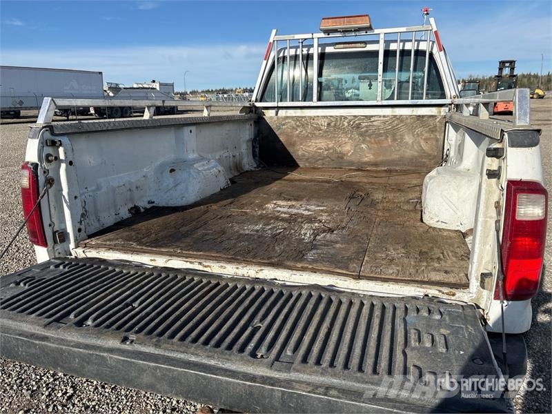 Ford F-350 XL 4x4 Crew Cab Pickup Muu