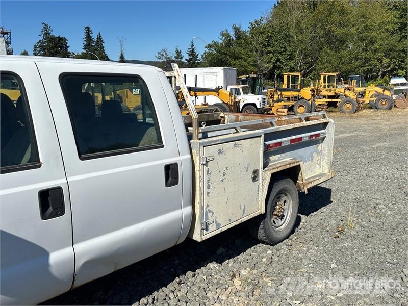 Ford F-350 XL 4x4 Crew Cab Utility Truck Kiperi