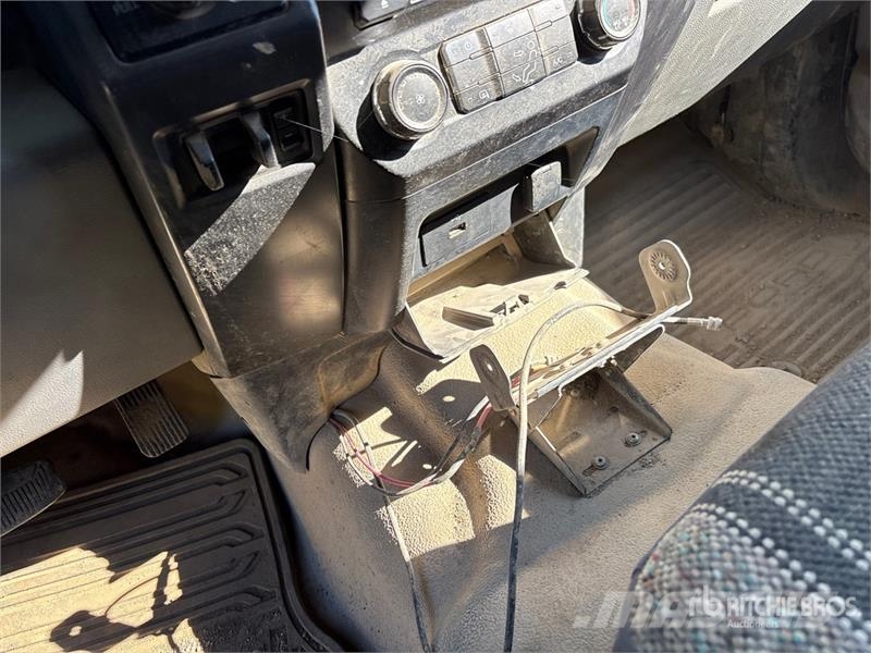 Ford F-350 XL XLT 4x4 Crew Cab Flatbed Truck Kamioni sa otvorenim sandukom