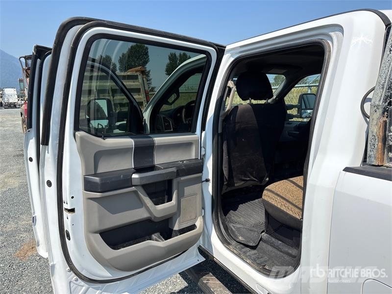 Ford F-350 XLT 4x4 Crew Cab Pickup Other