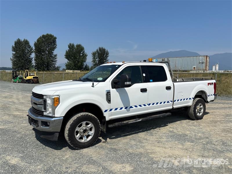Ford F-350 XLT 4x4 Crew Cab Pickup Other