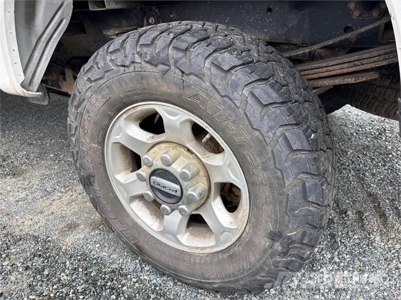 Ford F-350 XLT 4x4 Crew Cab Pickup Ostalo