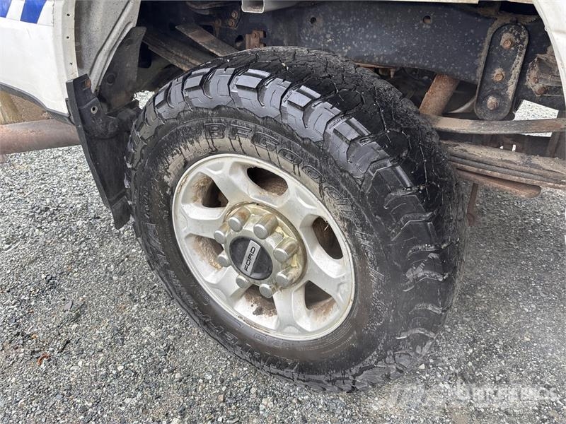 Ford F-350 XLT 4x4 Crew Cab Pickup Ostalo