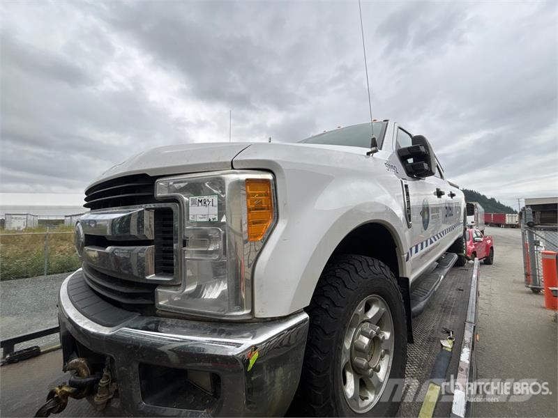 Ford F-350 XLT 4x4 Crew Cab Pickup أخرى