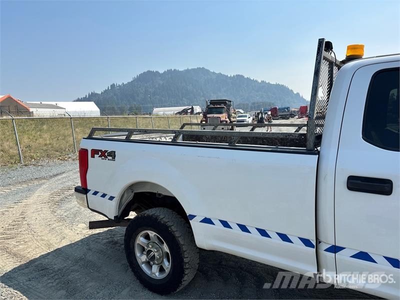Ford F-350 XLT 4x4 Crew Cab Pickup Other
