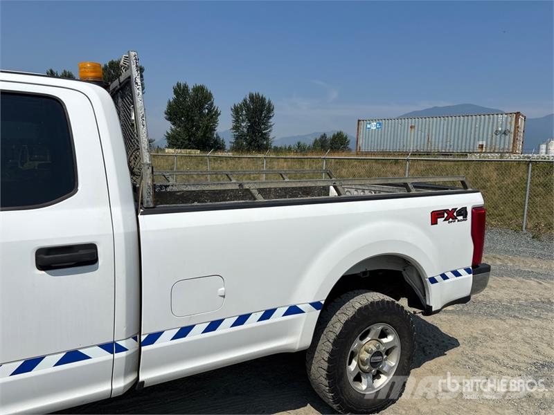 Ford F-350 XLT 4x4 Crew Cab Pickup Other