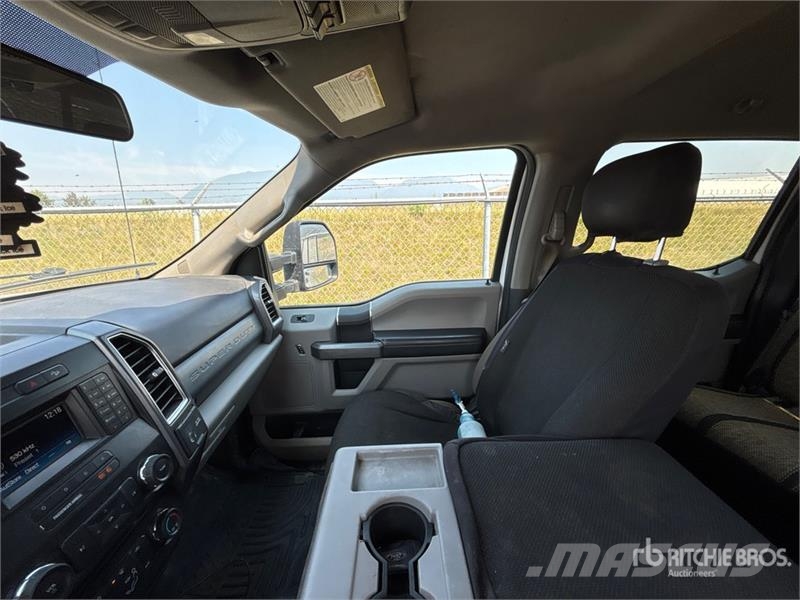Ford F-350 XLT 4x4 Crew Cab Pickup Other