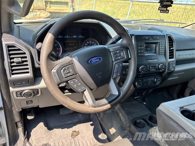 Ford F-350 XLT 4x4 Crew Cab Pickup Other