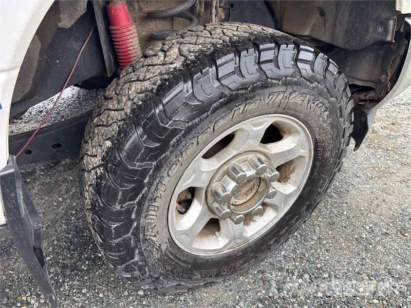 Ford F-350 XLT 4x4 Crew Cab Pickup Ostalo