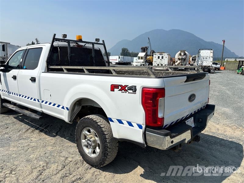 Ford F-350 XLT 4x4 Crew Cab Pickup Other