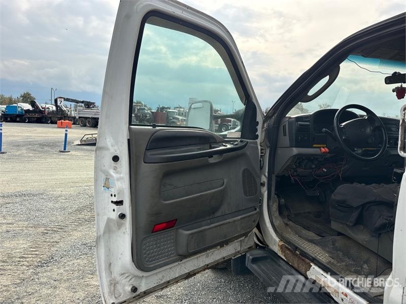 Ford F-450 شاحنات خفيفة/مفصلية الجوانب