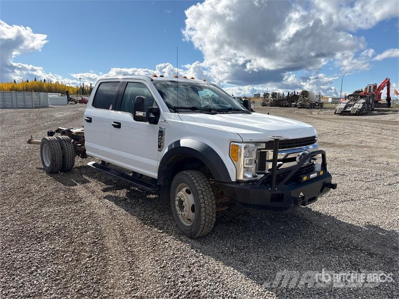 Ford F-450 4x4 Crew Cab Cab and Chassis Ohjaamot ja sisustat