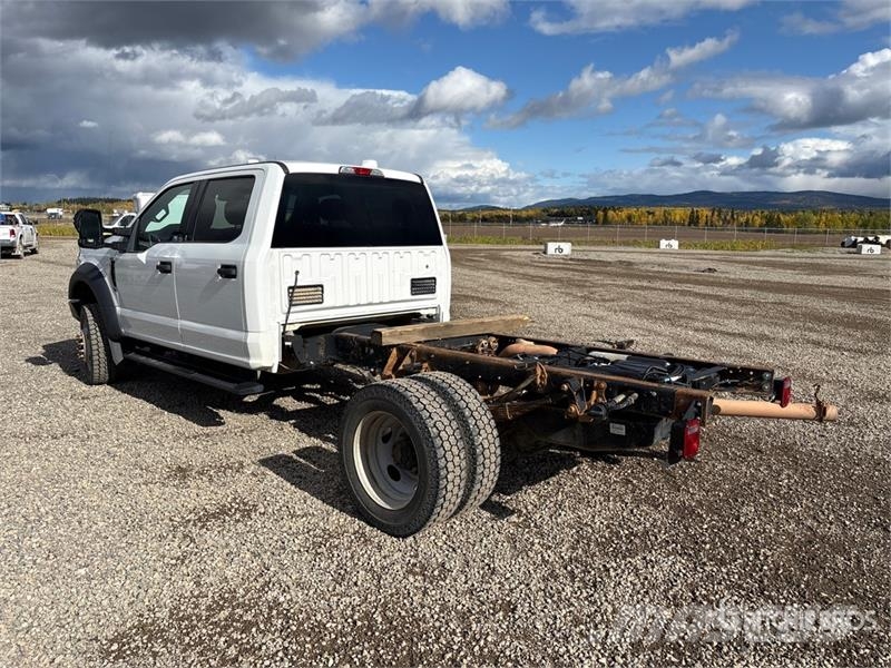 Ford F-450 4x4 Crew Cab Cab and Chassis Ohjaamot ja sisustat