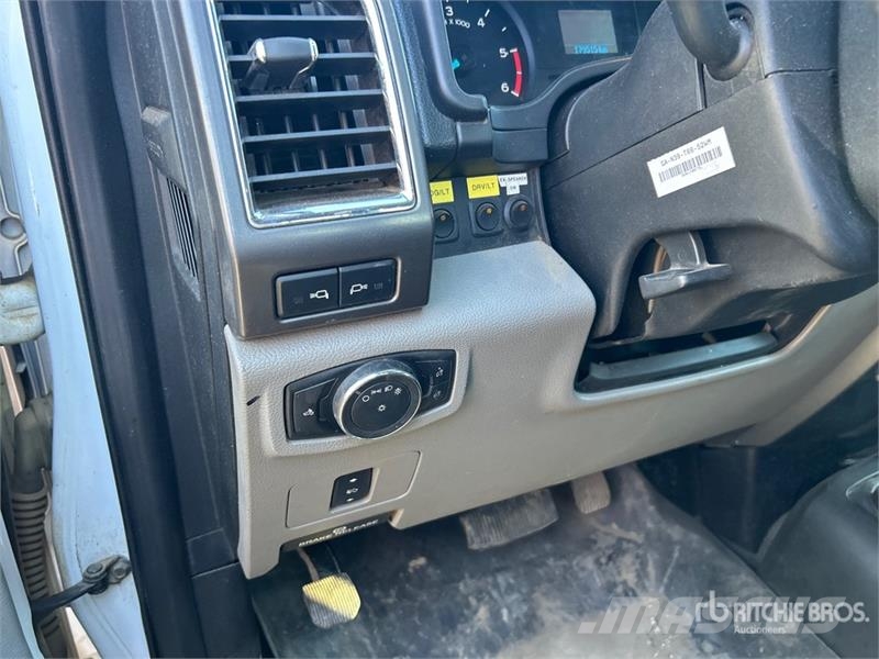 Ford F-450 4x4 Crew Cab Cab and Chassis Kabine i unutrašnjost