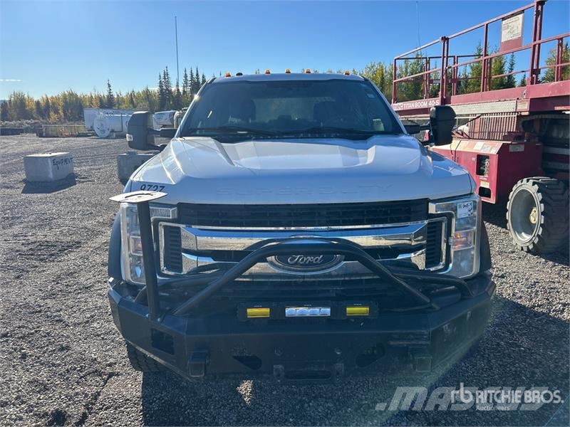 Ford F-450 4x4 Crew Cab Cab and Chassis Kabine i unutrašnjost