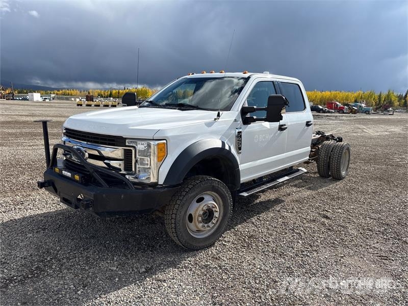 Ford F-450 4x4 Crew Cab Cab and Chassis Ohjaamot ja sisustat