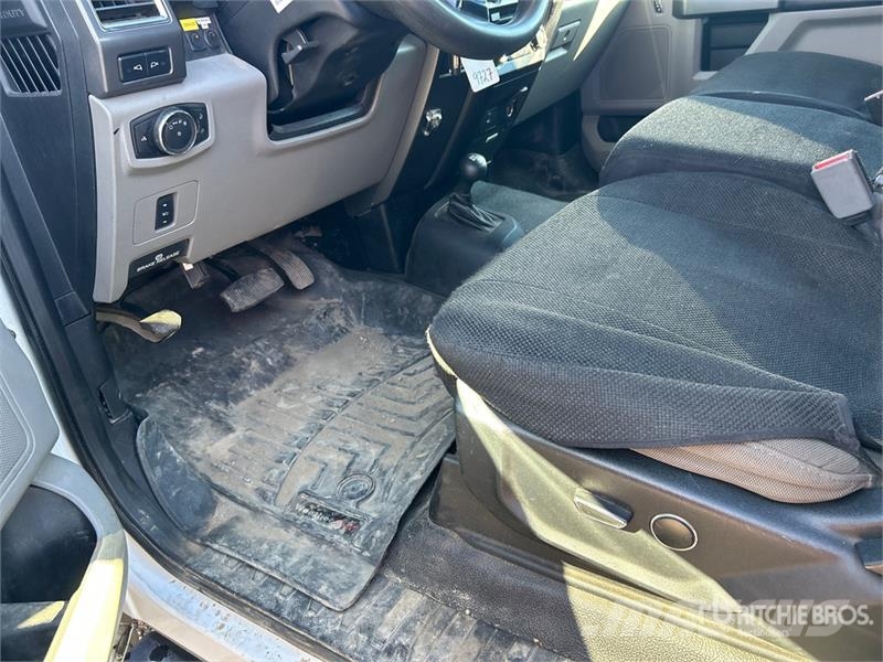 Ford F-450 4x4 Crew Cab Cab and Chassis Kabine i unutrašnjost