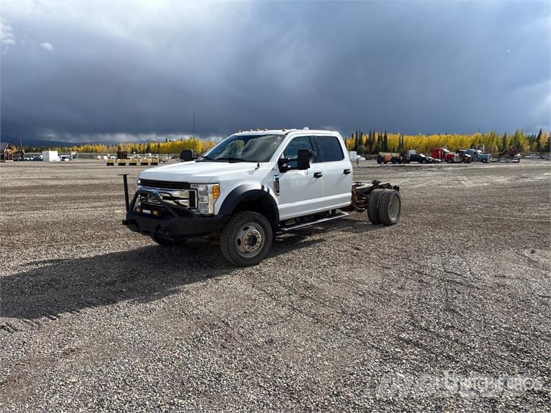 Ford F-450 4x4 Crew Cab Cab and Chassis Ohjaamot ja sisustat