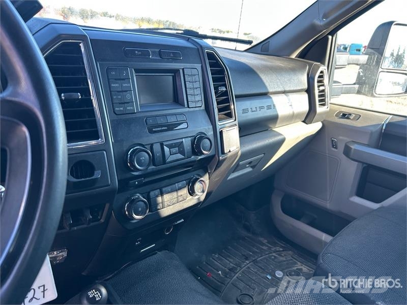 Ford F-450 4x4 Crew Cab Cab and Chassis Kabine i unutrašnjost