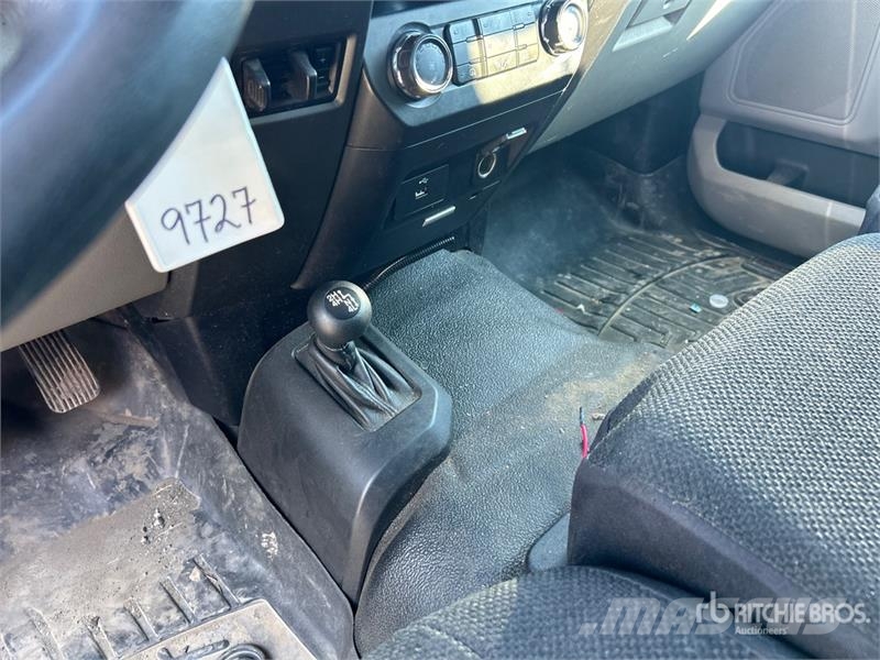 Ford F-450 4x4 Crew Cab Cab and Chassis Kabine i unutrašnjost