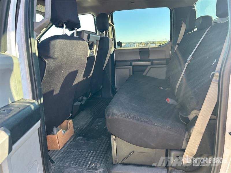 Ford F-450 4x4 Crew Cab Cab and Chassis Kabine i unutrašnjost