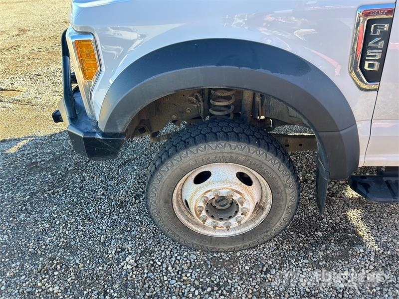 Ford F-450 4x4 Crew Cab Cab and Chassis Kabine i unutrašnjost