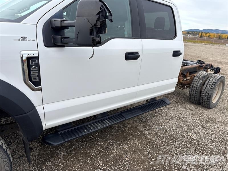 Ford F-450 4x4 Crew Cab Cab and Chassis Cabine en interieur