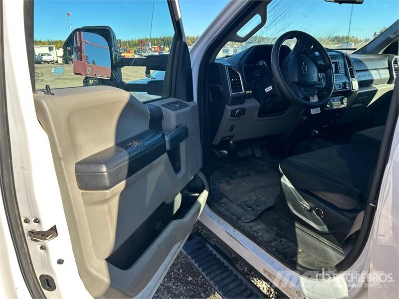 Ford F-450 4x4 Crew Cab Cab and Chassis Kabine i unutrašnjost
