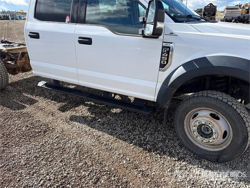 Ford F-450 4x4 Crew Cab Cab and Chassis Ohjaamot ja sisustat